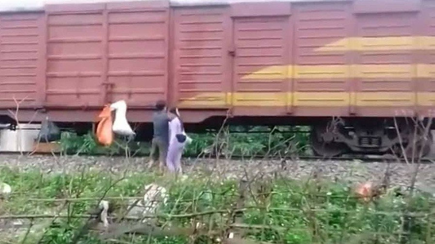 Locals caught 'sending garbage to Saigon' on train in central Vietnam