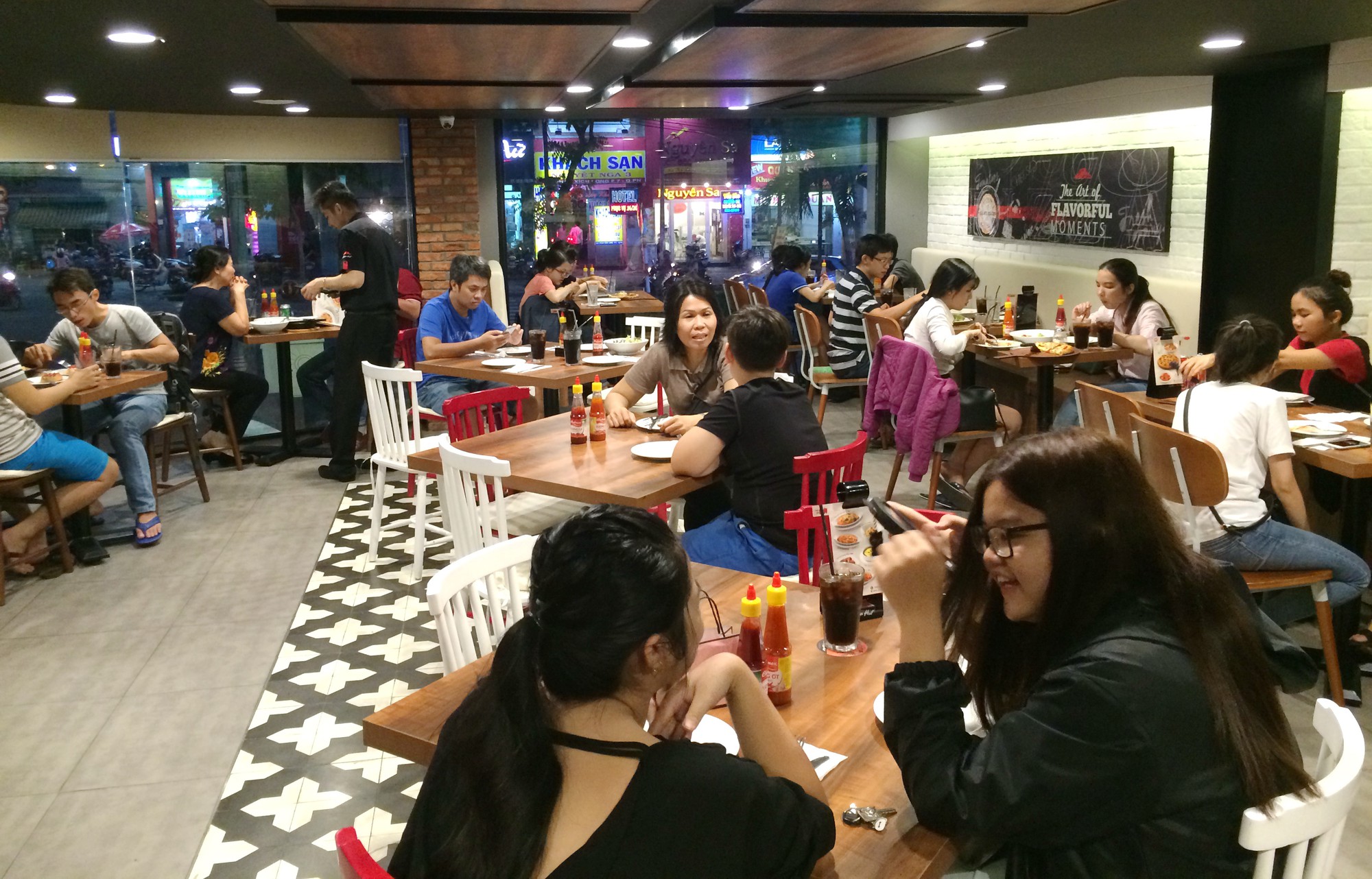 Franchise restaurants boom in Vietnam