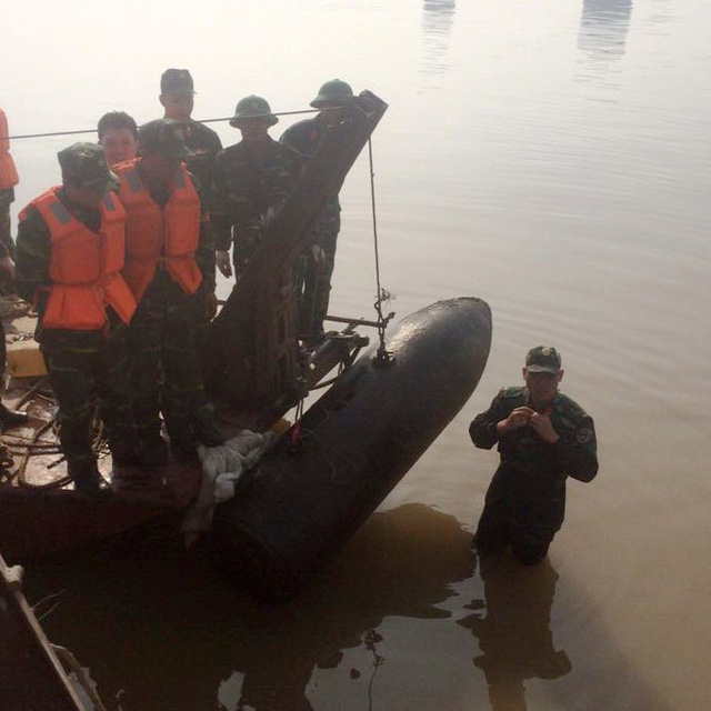 ​Waterway traffic suspended under Hanoi’s iconic bridge for bomb retrieval