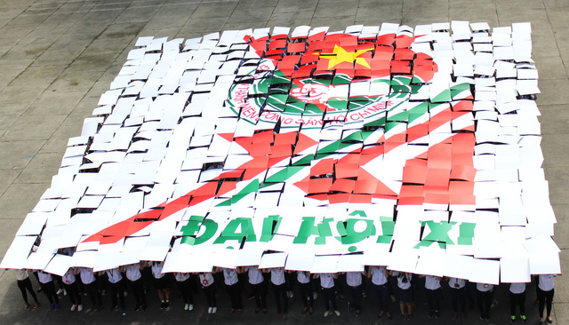Over 900 form gigantic logo of Ho Chi Minh Communist Youth Union Congress