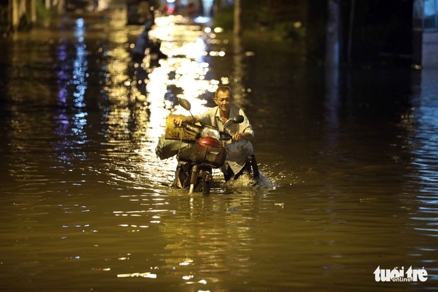 ​​Life goes on amidst record tidal floods in Ho Chi Minh City