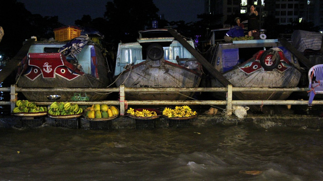 Fruits are moved to higher ground during the flood. Photo: Tuoi Tre