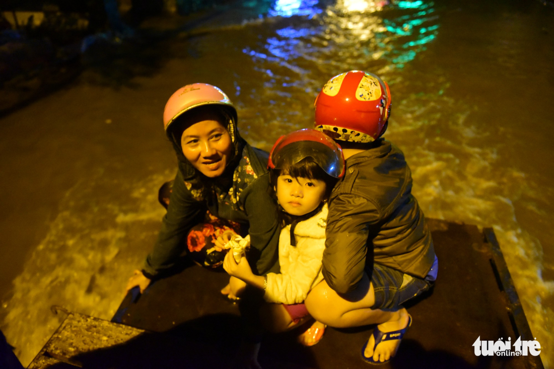 ​High tide submerges Ho Chi Minh City for second time this week