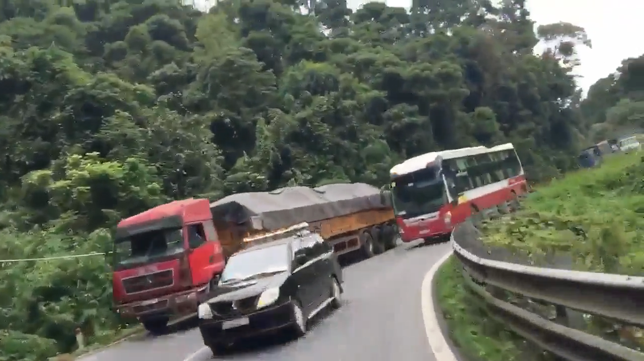 ​​Vietnamese police to fine sleeper bus driver for overtaking truck on mountain pass