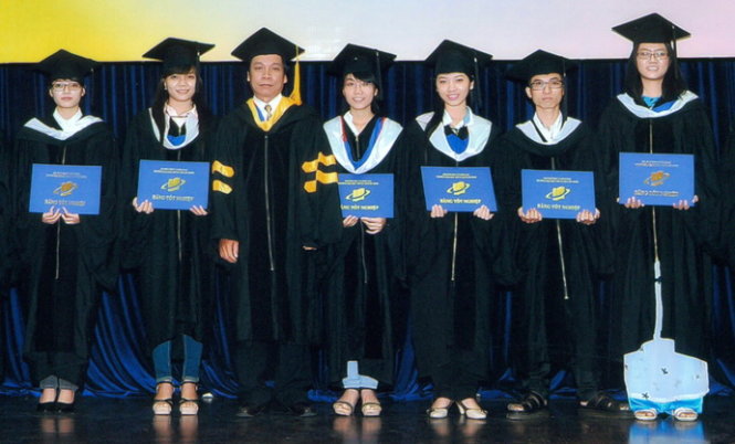 68-year-old Vietnamese earns 8th college degree