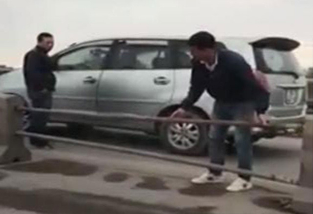 ​Wrong-lane drivers filmed removing barriers to dodge police on Hanoi bridge