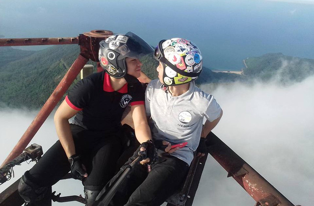 ​Youth court danger by taking selfies from vertiginous heights in Da Nang