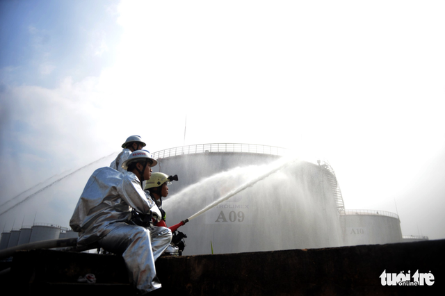 ​Hundreds of firefighters join fire drill at Ho Chi Minh City oil depot