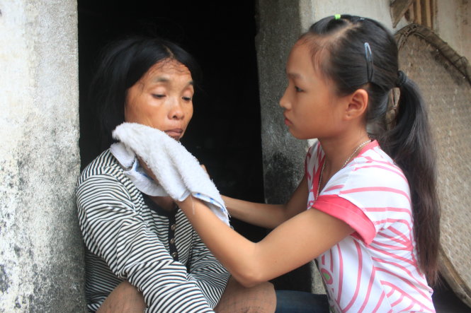 Trinh Thi Lan (R), 13, cares for her mentally ill mother in Thanh Hoa Province, Vietnam. Photo: Tuoi Tre