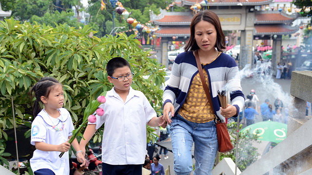 Children accompany parents at a pagoda during the Vu Lan Festival in Vietnam. Photo: Tuoi Tre