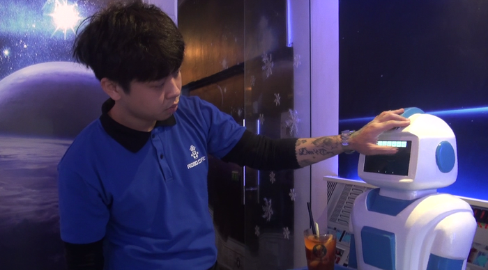 A touch screen allows the bartender to control the robot. Photo: Tuoi Tre