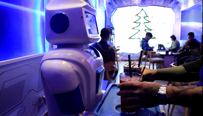 The robot has become the main attraction of the coffee shop. Photo: Tuoi Tre