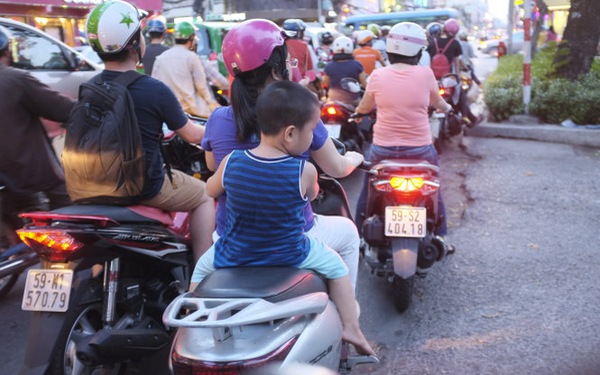 Problems persist ten years after helmet law passed in Vietnam