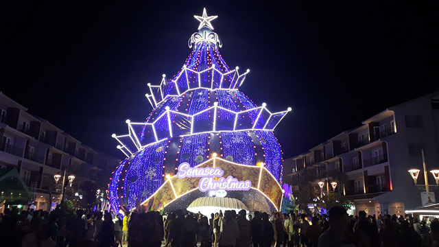 Visitors crowd Phu Quoc Walking Street on opening day