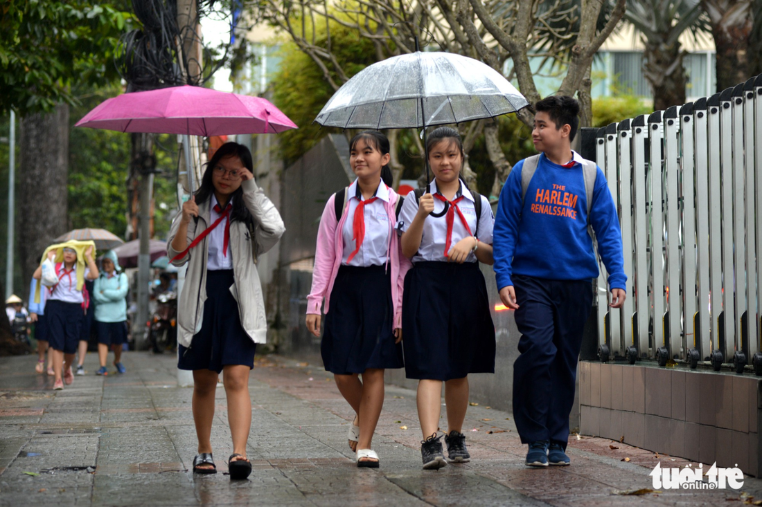 Students walk home after learning of the class cancelation in Ho Chi Minh City on December 25, 2017. Photo: Tuoi Tre