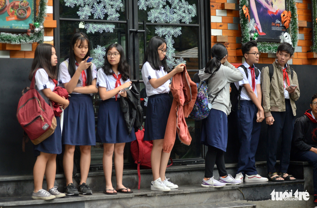 Students wait for their parents in front of a school in Ho Chi Minh City on December 25, 2017. Photo: Tuoi Tre