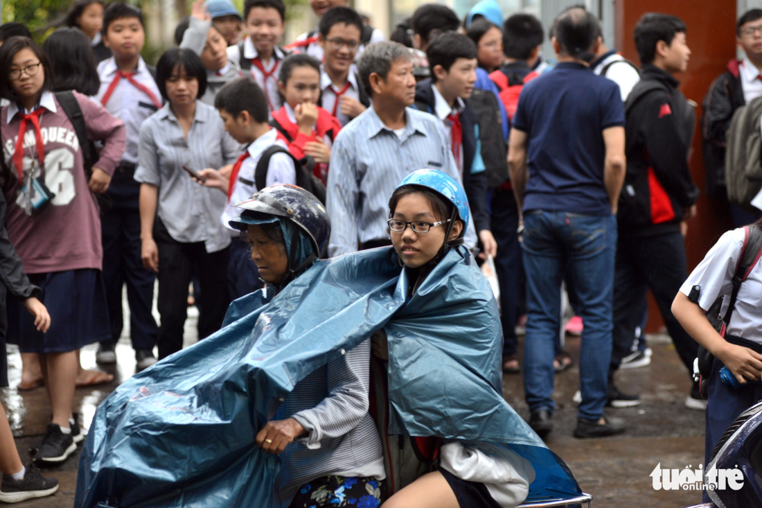 ​Saigon schools close early as storm Tembin to make landfall in southern Vietnam (photos)