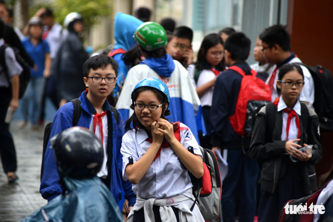 Students leave Vo Truong Toan Middle School in Ho Chi Minh City on December 25, 2017. Photo: Tuoi Tre