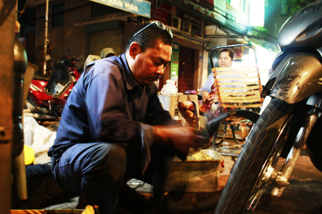 ​In Ho Chi Minh City, New Year’s Eve means extra business to laborers 