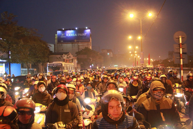 ​Hanoi, Ho Chi Minh City entrances congested as New Year holiday ends