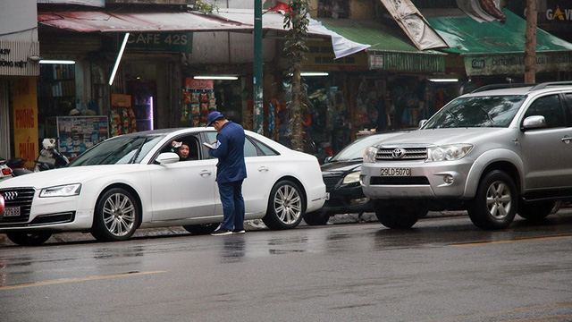 Car drivers decry new parking fees in Hanoi