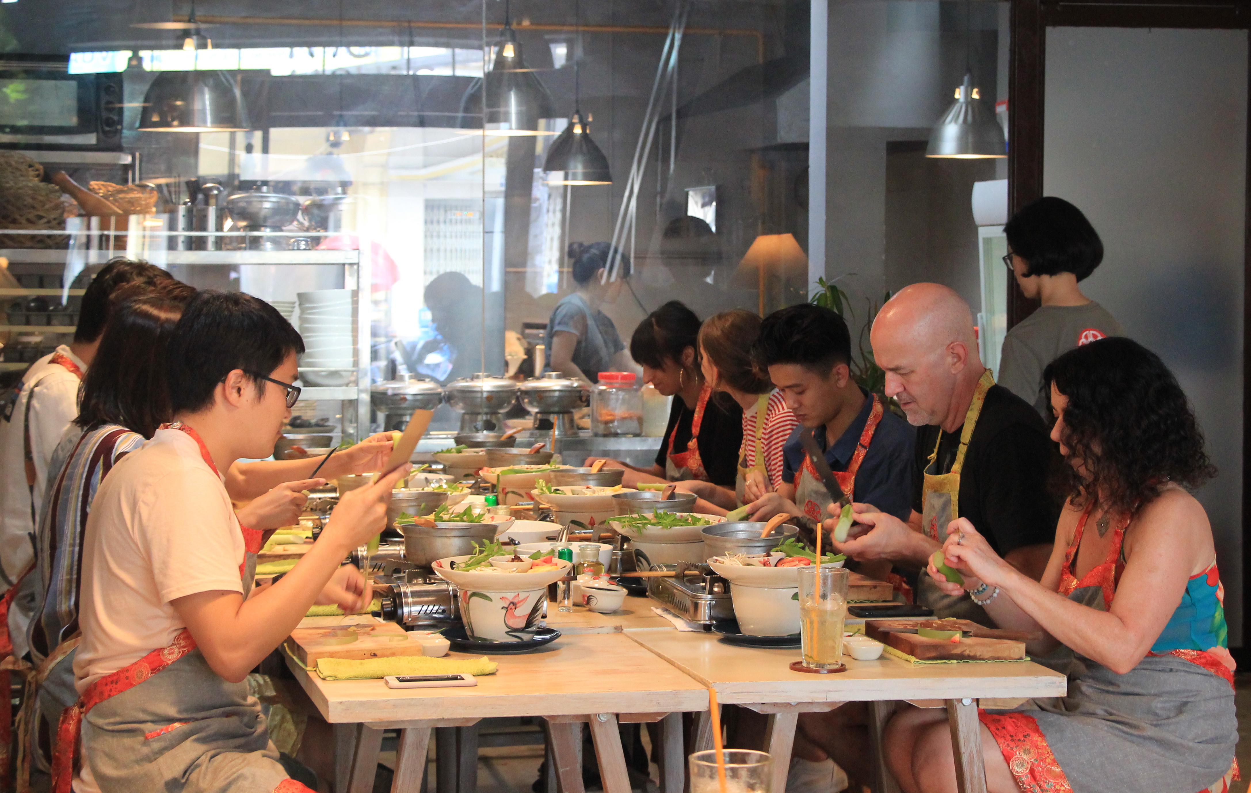 Foreigners learn to cook canh chua at M.O.M. Cooking Class in District 1, Ho Chi Minh City on December 28, 2017. Photo: Dong Nguyen/Tuoi Tre News