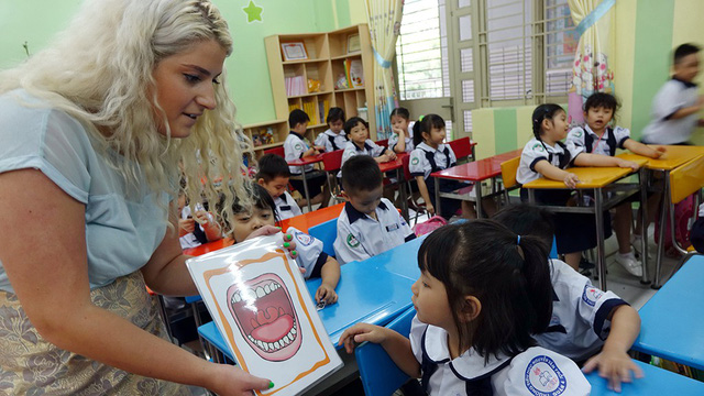 Double English programs get on nerves of Ho Chi Minh City teachers, students