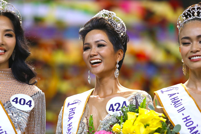 H’Hen Nie (C) smiles after being crowned Miss Universe Vietnam 2017. Photo: Tuoi Tre