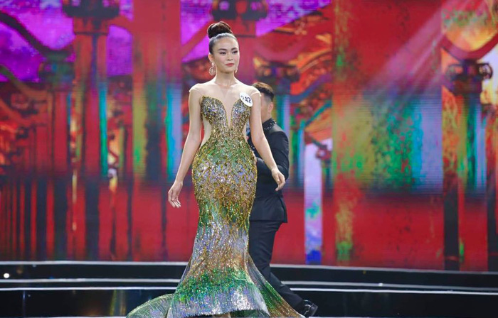 Mau Thi Thanh Thuy perform in her evening gown. Photo: Tuoi Tre