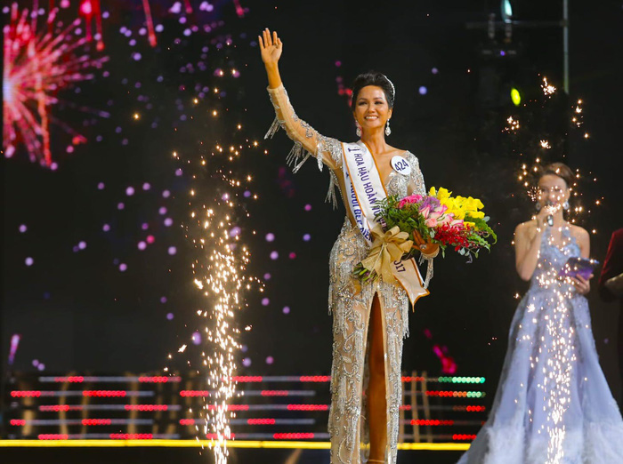 H’Hen Nie smiles and waves after being crowned Miss Universe Vietnam 2017. Photo: Tuoi Tre