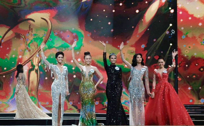 Contestants perform in evening gowns. Photo: Tuoi Tre
