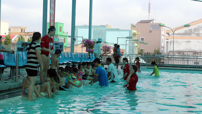 ​Australian coaches offer free swimming lessons for children in Vietnam’s Mekong Delta