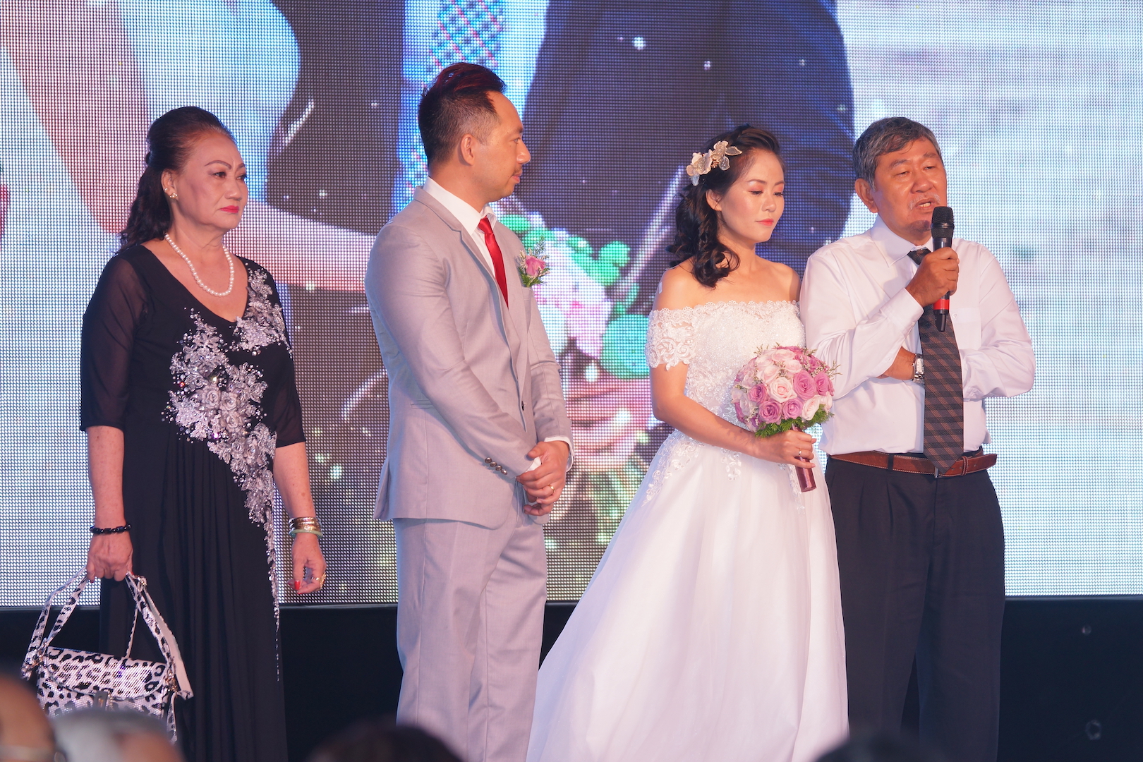 ​Wedding receptions in Hanoi ‘more relaxed’ than in Saigon
