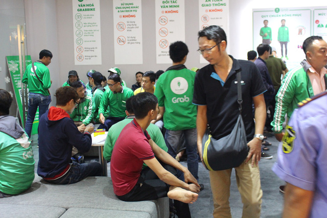 ​GrabBike drivers stage strike over new commission ratio in Ho Chi Minh City