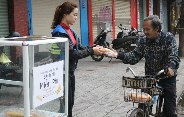 ​Young Vietnamese woman offers free ‘banh mi’ to low income workers