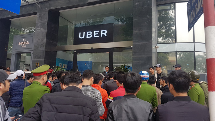 ​GrabBike strike spreads to Hanoi, Uber drivers also join