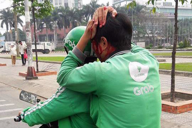 GrabBike drivers attacked by 'xe om' in southern Vietnam