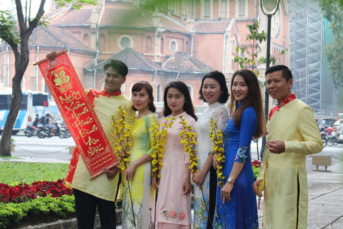 ​Vietnamese youth in traditional costumes take early photos to welcome Tet  