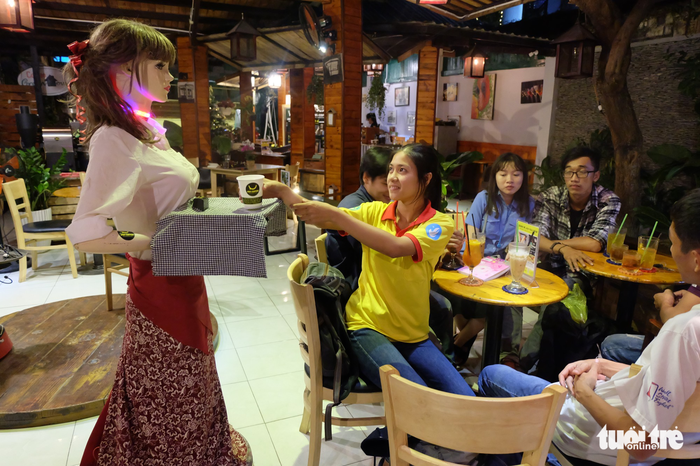Co Ba the robot waitress serves drinks at a coffee shop in Ho Chi Minh City. Photo: Tuoi Tre