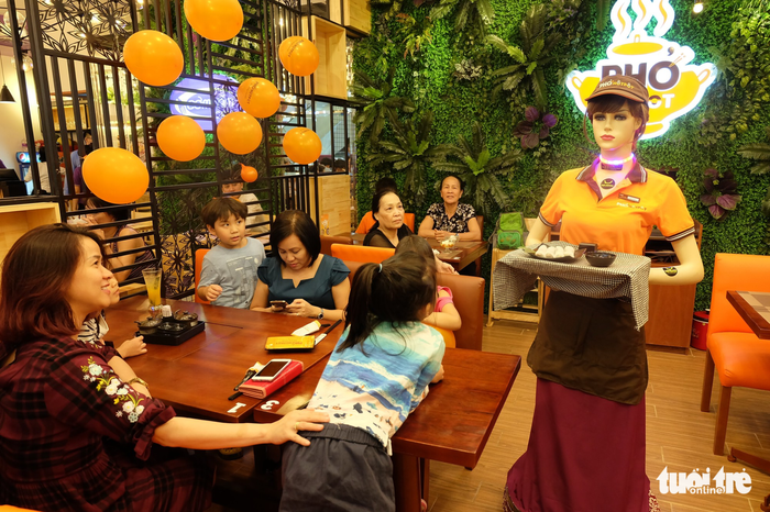 ​Robot waitress enthralls diners in Ho Chi Minh City