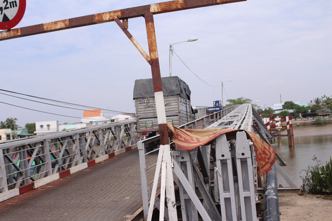 A truck crosses the Rach Doi Bridge. Photo: Tuoi Tre