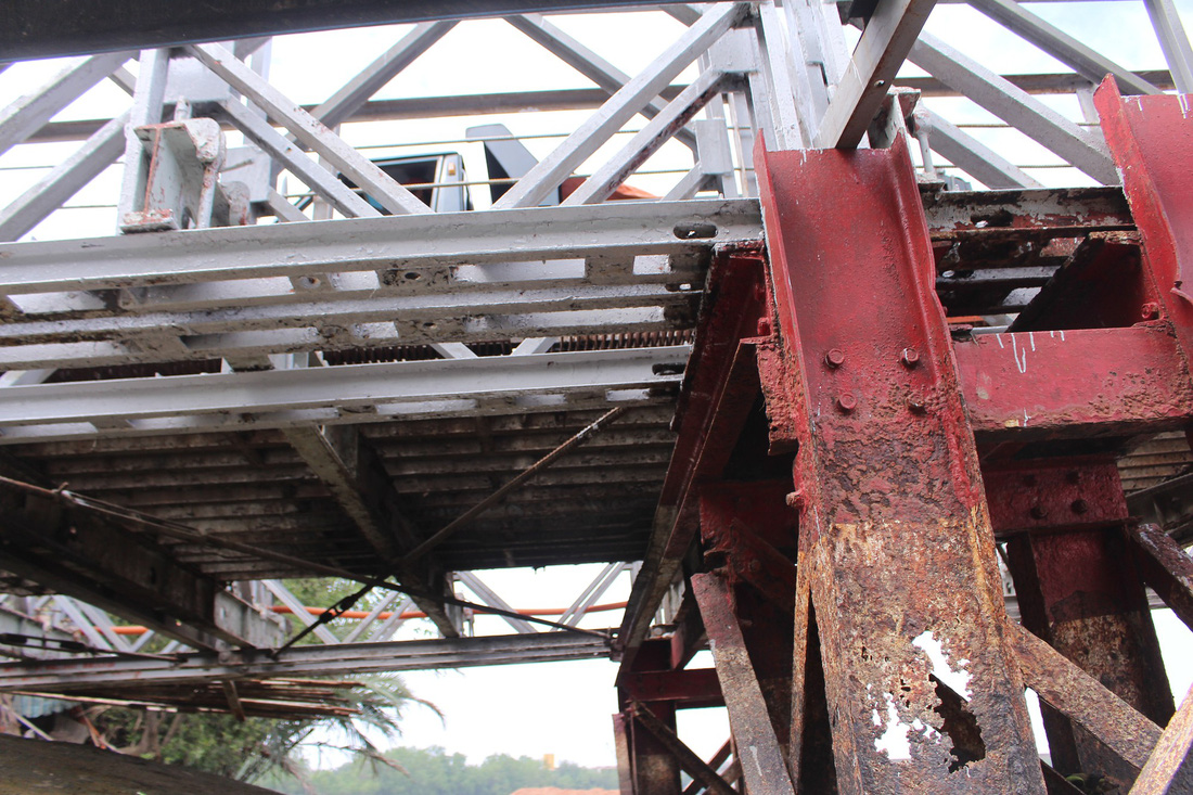 An abutment of the Rach Doi Bridge is severely rusted. Photo: Tuoi Tre