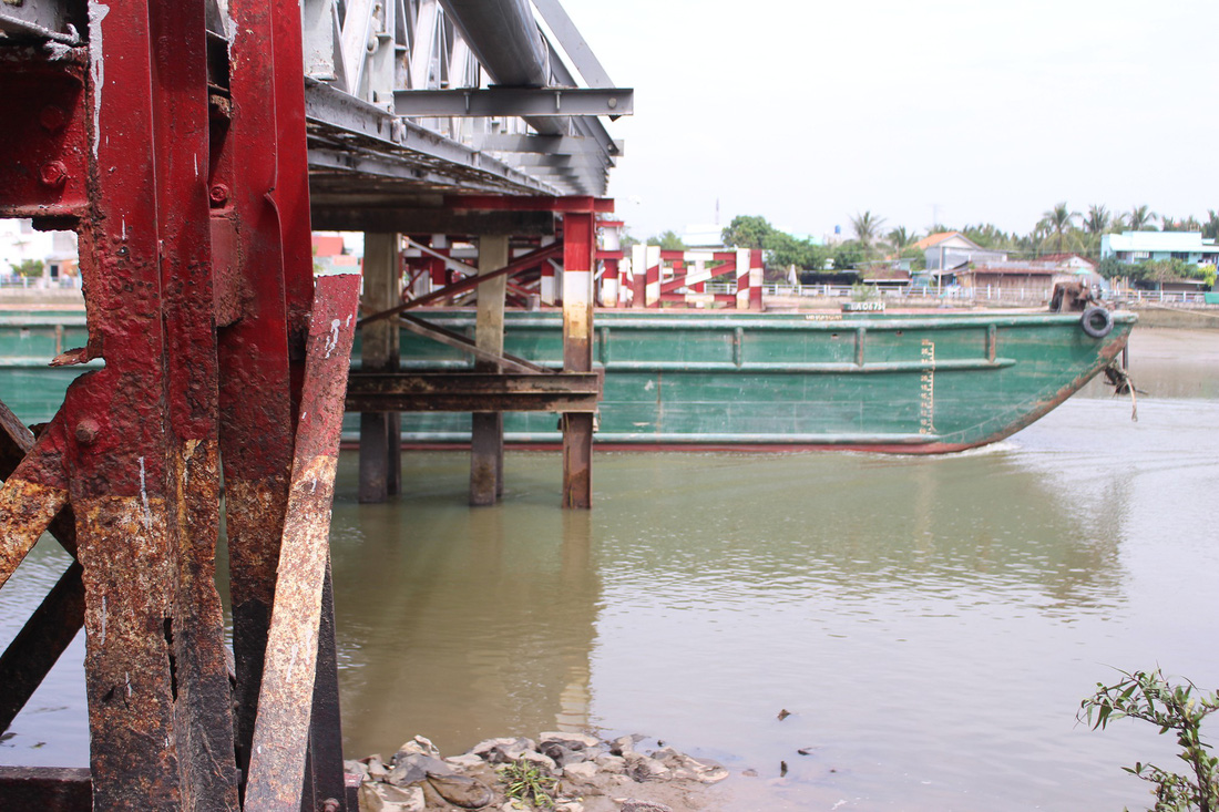 A large barge travels under the bridge. Photo: Tuoi Tre