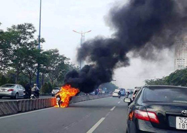 Motorbike catches fire amidst Vietnamese highway