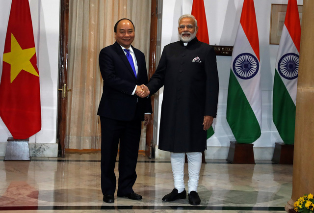 Vietnamese, Indian premiers discuss national defense, trade, and East Vietnam Sea 