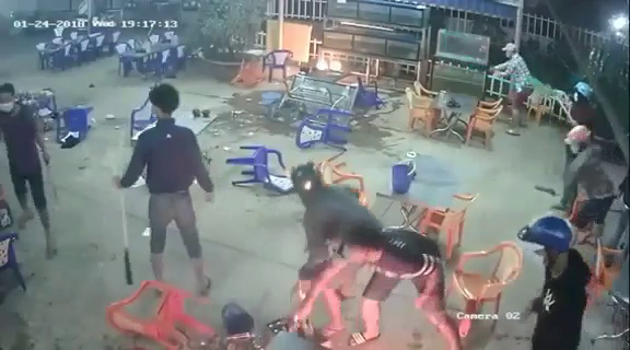 Weapon-carrying Vietnamese youths destroy restaurant in southern Vietnam