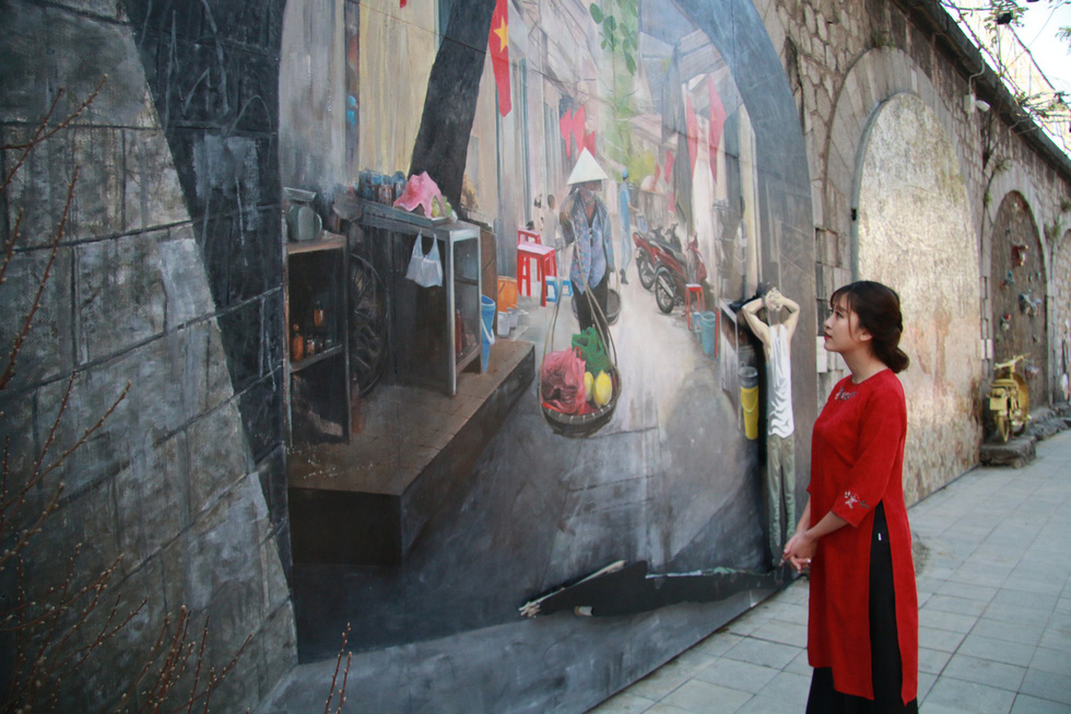 ​Fresco street in Hanoi becomes magnet for coming Lunar New Year