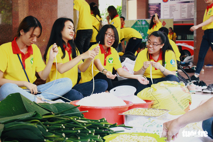 Ho Chi Minh City students make ‘banh chung’ for the disadvantaged