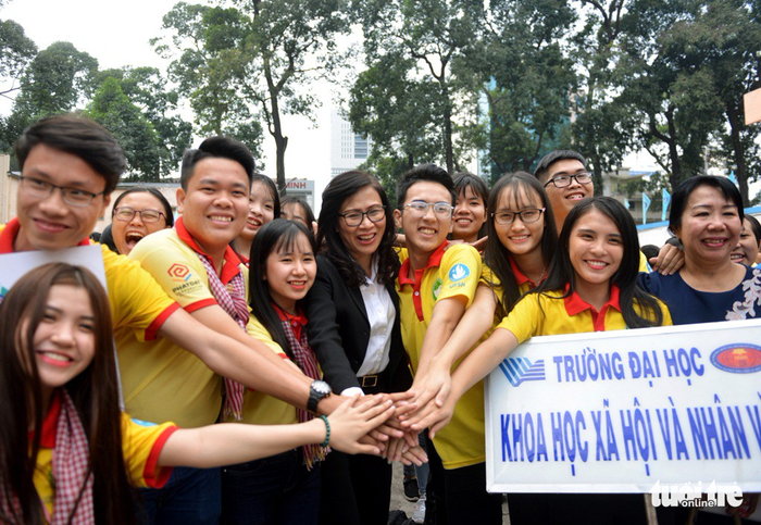 Nguyen Thi Thu (middle, black cardigan) poses for a picture with the volunteers before the campaign begins. Photo: Tuoi Tre