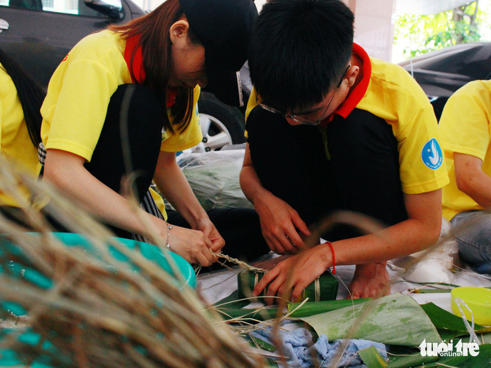Many students struggled as this was their first time making banh chung. Photo: Tuoi Tre